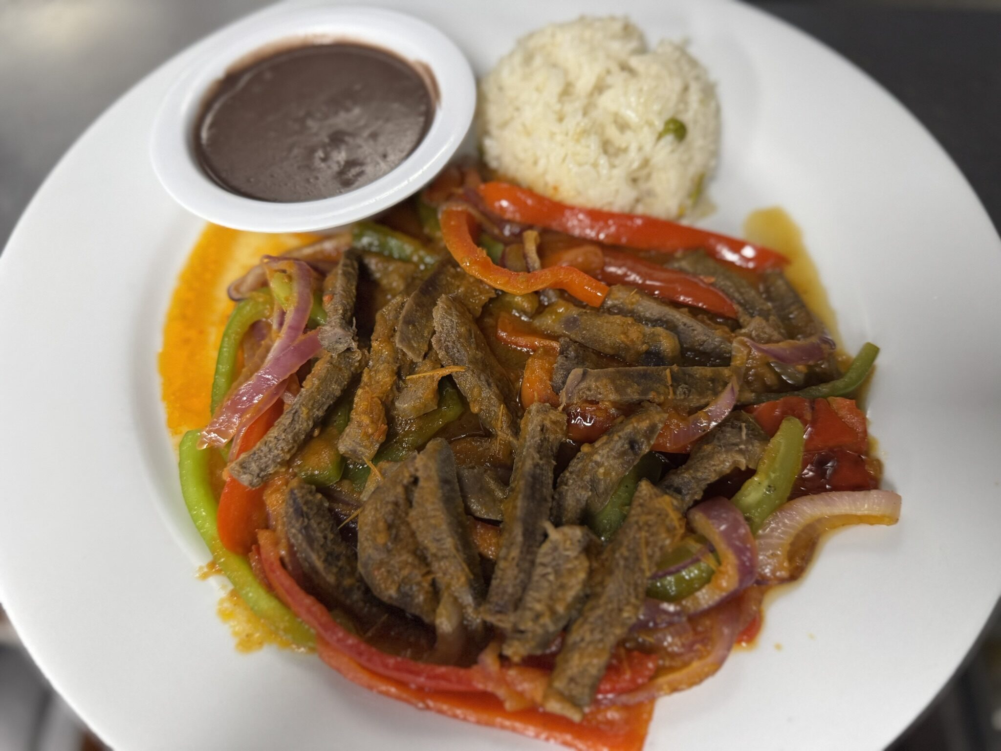 Lengua en salsa de tomate