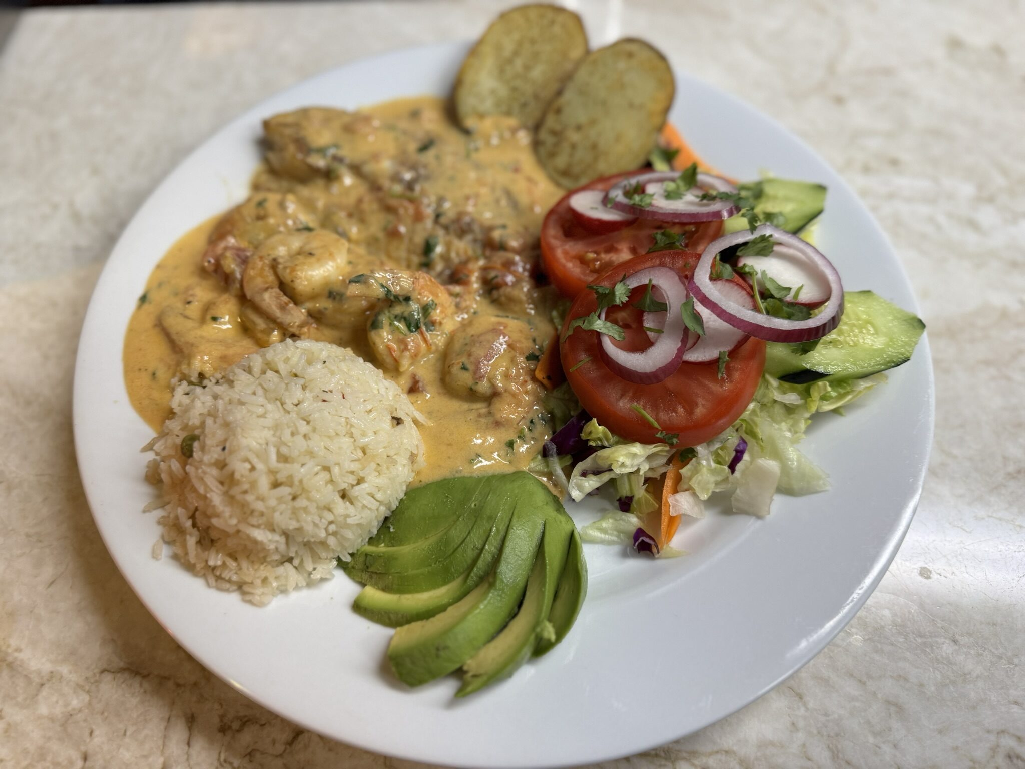 Mojarra y camarones en crema de coco